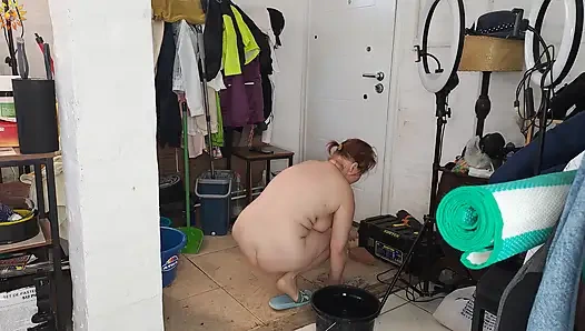 Настоящая нудистская подчистка на кухне: обнаженная пара моет полы