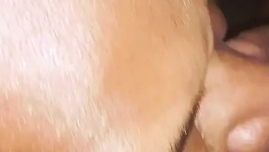 Осушаю мои яйца в ее глотку, пока там не опустела!!