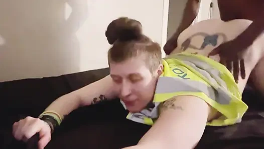 Ебарь-лесбиянка решила попробовать хуй в первый раз и трахает свою коллегу