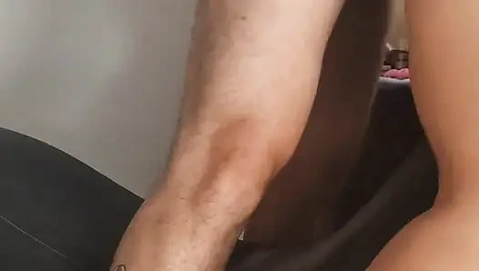 Aku menyetubuhi saudari iparku dan mengisinya dengan susu. Akhirnya menetes. Squirr