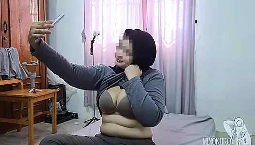 Tesettürlü evli kadın aldatırken yakalandı ve kocası tarafından kırbaç cezası aldı - minokiiko