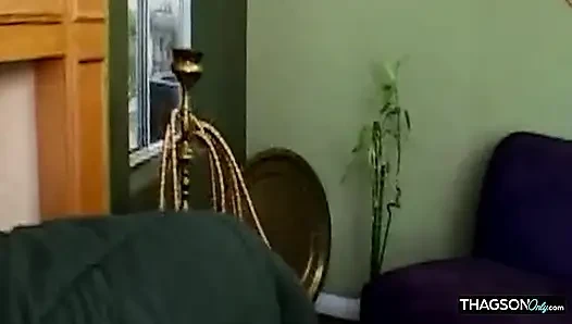 Azgın orta yaşlı seksi kadın amcığını sikiyor ve zonklayan yarağı gırtlağına kadar alıyor