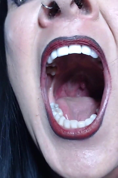 Ásít, fáradtan ásít