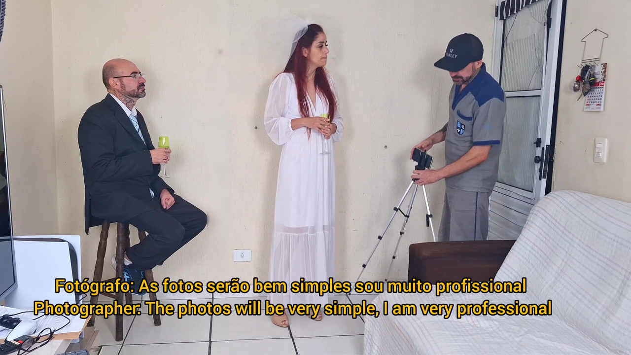 新婚新娘在拍照，而她的丈夫在外面等待