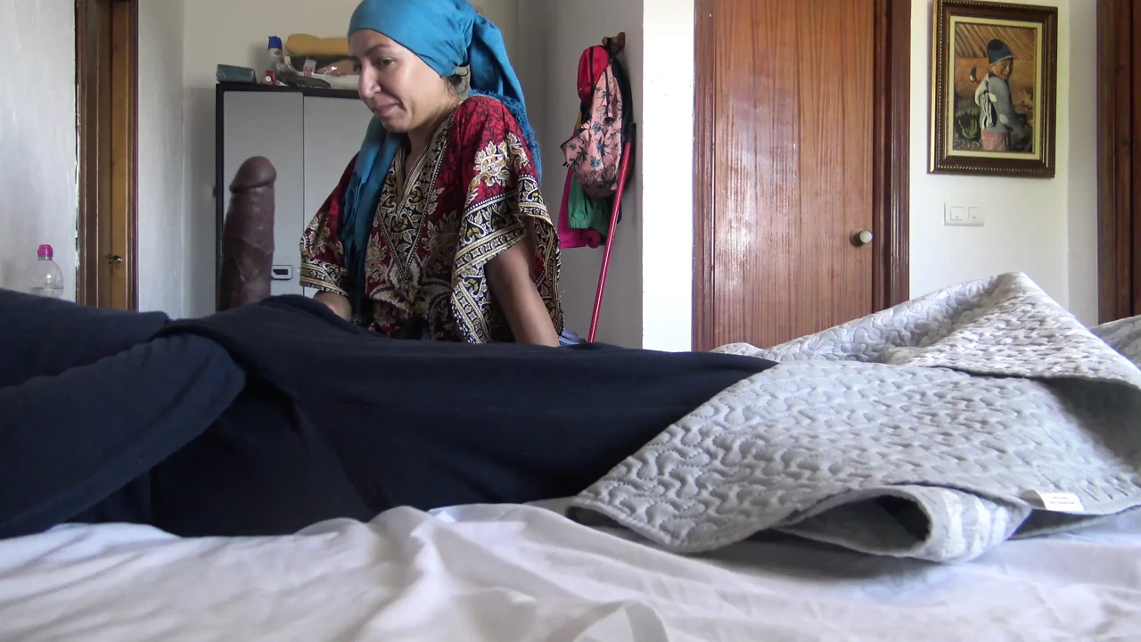 这个土耳其奶奶很震惊!!我在她面前拿出我的大鸡巴。