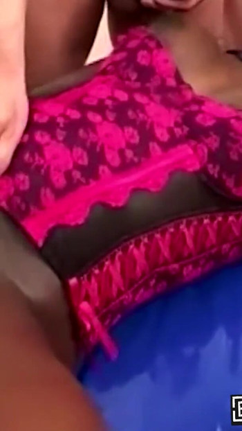 Detik menawan dari "Ludah pancutan mani dan zakar tegar dalam gangbang dibuang ke dalam mulut pelacur hitam"