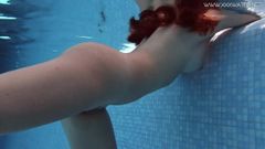 Diana rius con tetas calientes toca su cuerpo bajo el agua