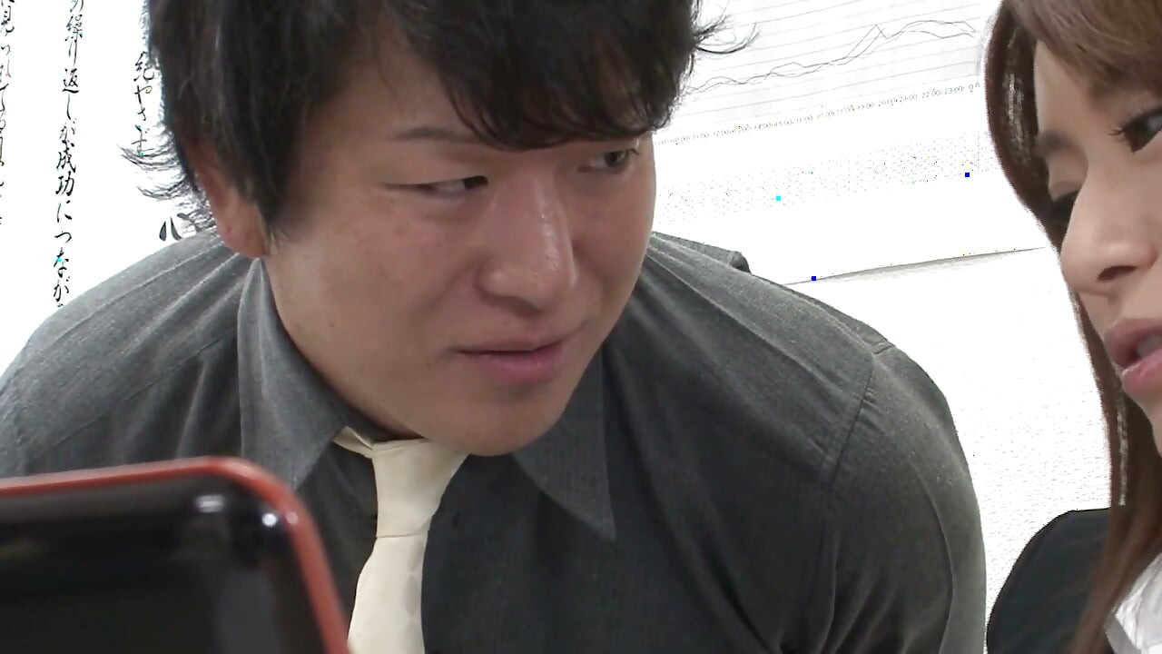 办公室亚洲女孩场景-2 日本女孩和两个同事在办公室里玩3P中出