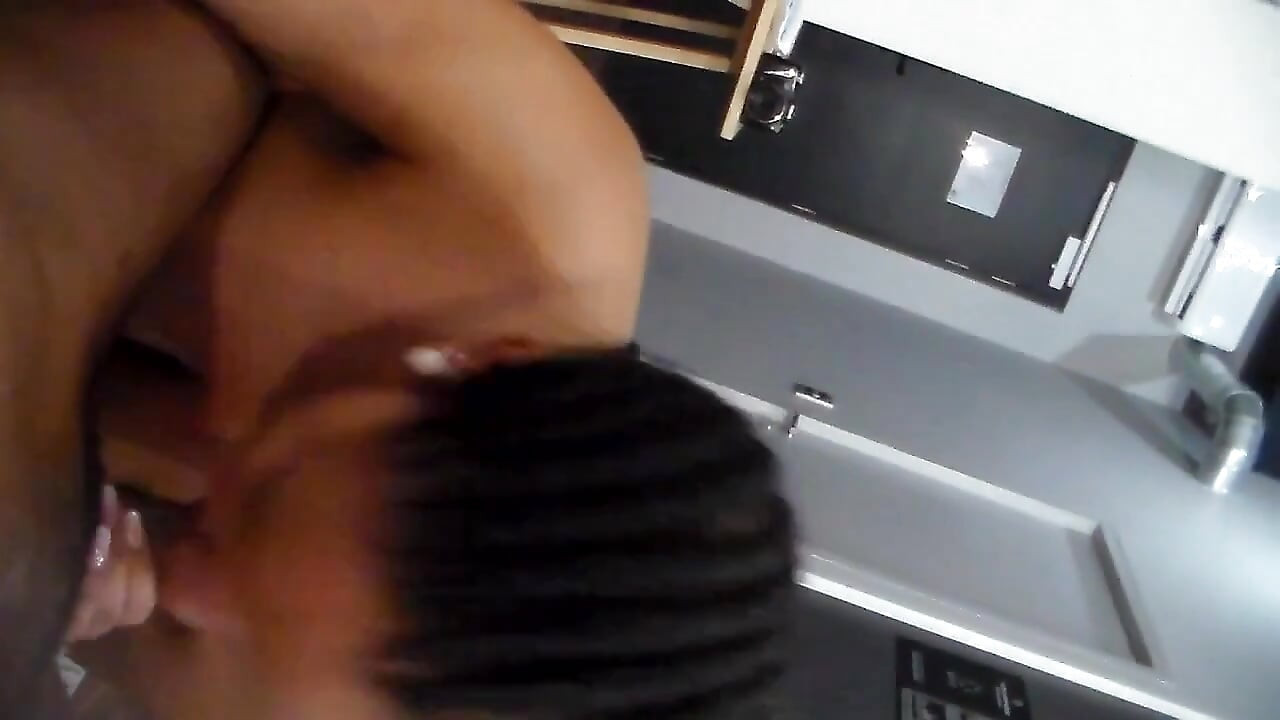 Futai cu o curvă sexy studentă ia muie adâncă în gât