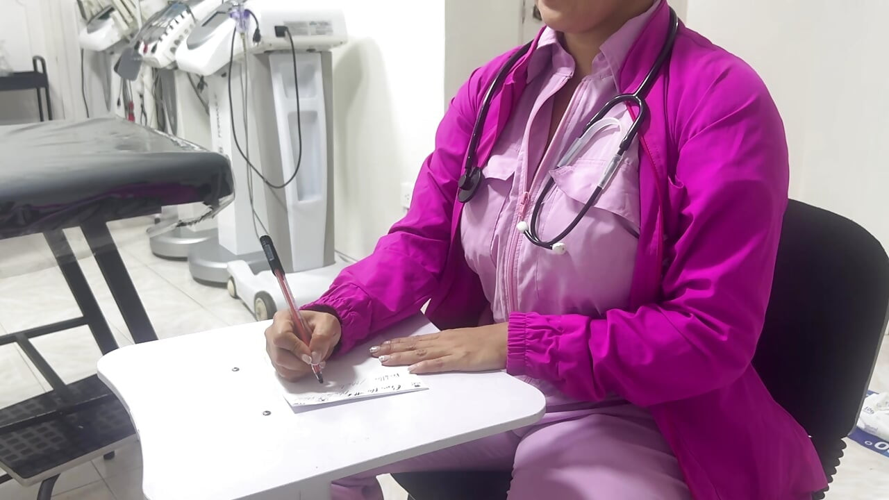 Το γραφείο μετατρέπεται σε πολύ καυτό γιατρό σε φεστιβάλ σεξ