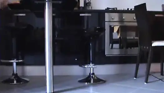 Siyah külotlu çoraplı ve pembe pompalı ayakkabı oyunu