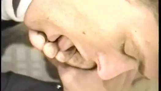 Koca sikli zenci adam etini okşarken twink ayak parmaklarını yalıyor