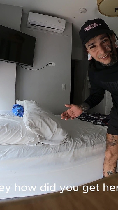 巨大的外星人在他的房间里发现了小人