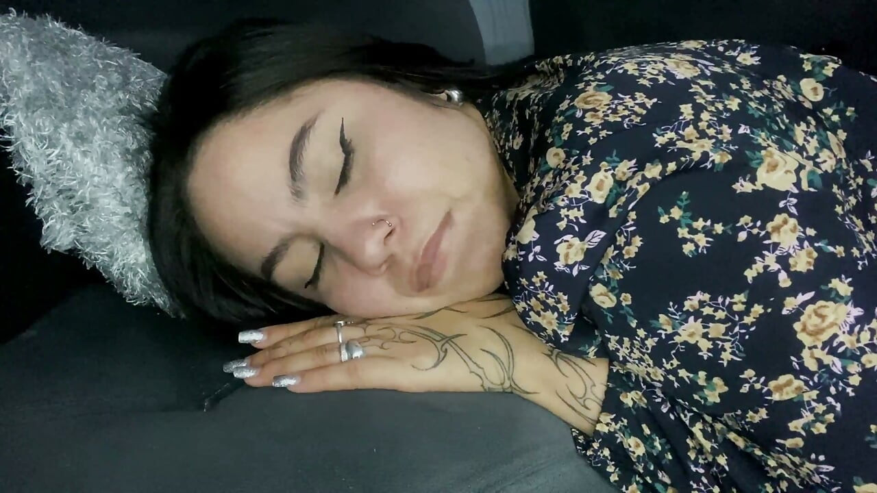 Petite Kim καλυμμένη με σπέρμα