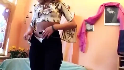 Blonde amateurin schiebt dicke gurke tief in sie hinein