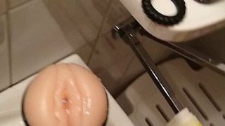 Ma bite amateur huilée se branle avec un cockring et du sperme