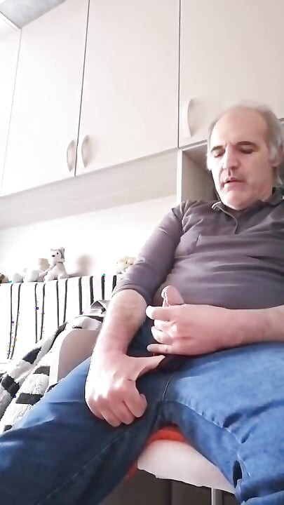 Sert, şişmiş yarağım hemen mastürbasyon yapmak istiyor!