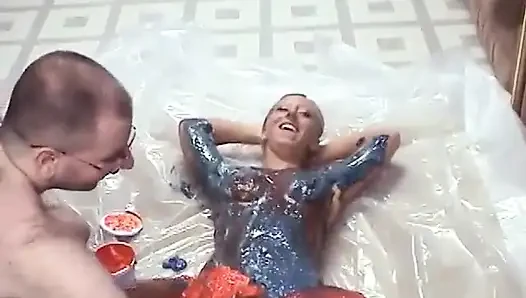 Seksi sarışın komşusu tarafından sikiliyor ve yenilebilir boyayla bulaşıyor