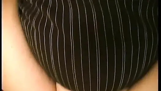 Dua cowok pejantan ngentot dan crot di dalam memek cewek semok berumur