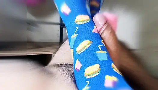 солома с ступнями в очень забавных чулках