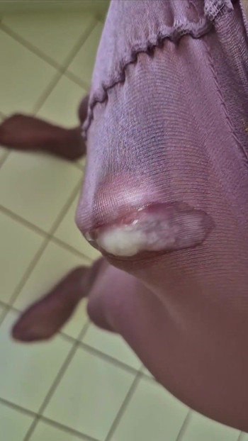 Momento iconico da "6 sborrate nei miei caldi collant rosa"