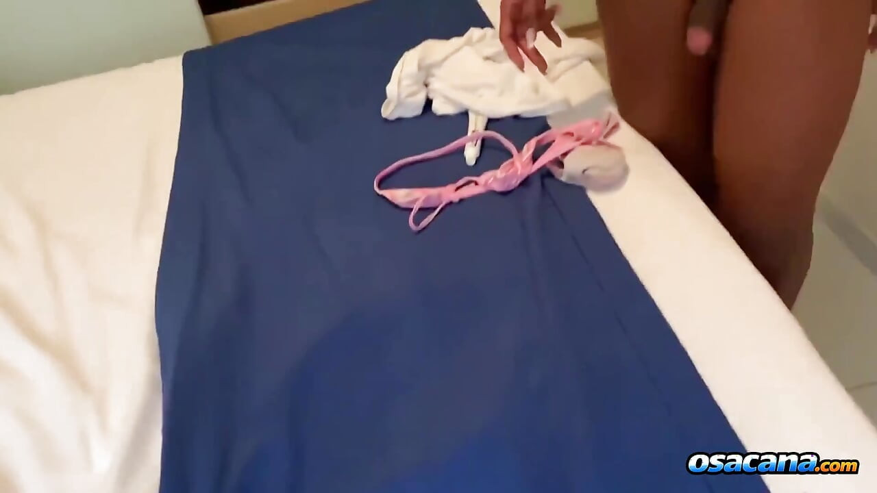 Büyük penisin poposuna vuran kaslı çikolata.