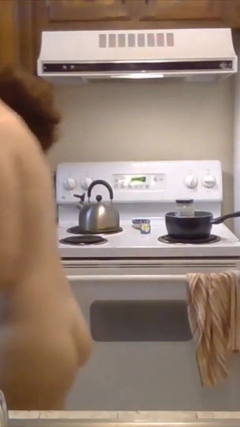 Moment iconic de la "Phat Cur Baker face vegan thumbprint cookies! Goală în bucătărie episodul 31"
