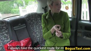 Rubia británica masturba la polla de los taxistas antes de follar