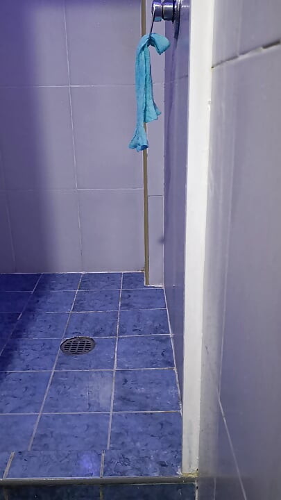Dodirujem anus dok se tuširam i igram se s kožicom.