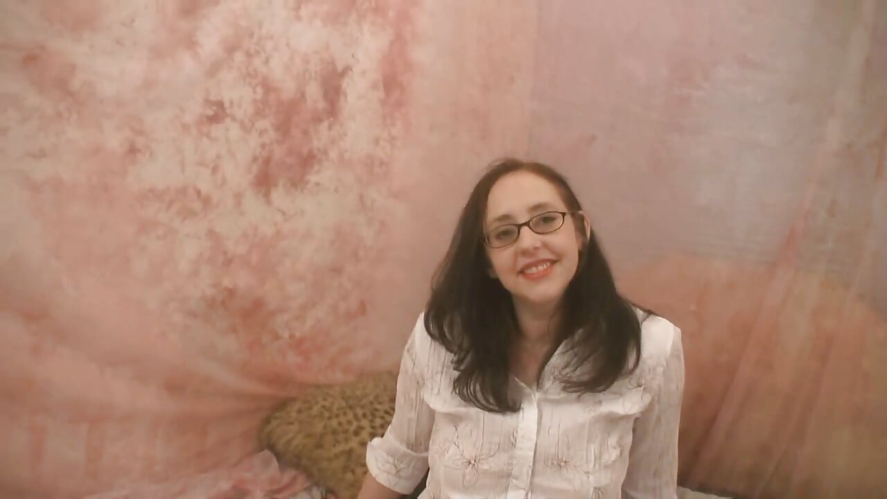 Une pipe sexy se termine par du sperme dans la bouche