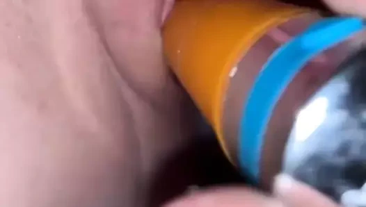 Creamydixielove spielt mit sahniger Muschi mit Vibratoren und Dildos, die enge kleine Muschi dehnen