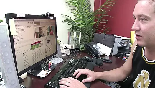 Esmer genç kız büyük bir yarakla sikiliyor ve dölleniyor