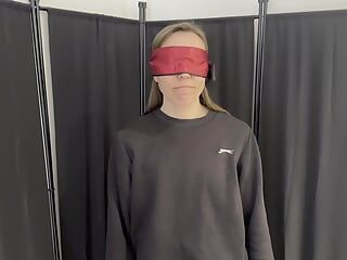 El desafío de ropa con los ojos vendados