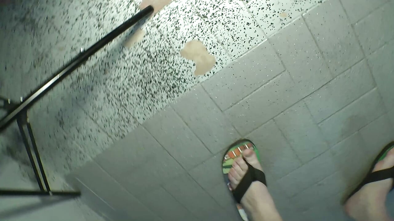 문신 가득한 윤락녀가 여러 발의 정액 세례를 받는다