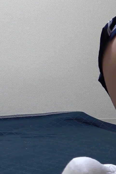 شقة للبنات فقط في اليابان فتاة لطيفة ونحيفة غرفة تنظيف في زي تنورة قصيرة على طراز المئزر وكيلوت ثونغ ويدجي