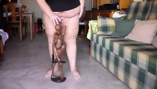 Jen pinkelt alles auf die holzstatue