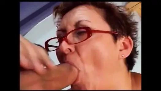 Deneyimli kadın bir profesyonel gibi yarağa biniyor