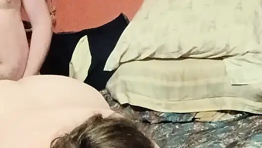 Yalıyor ve sikişiyor