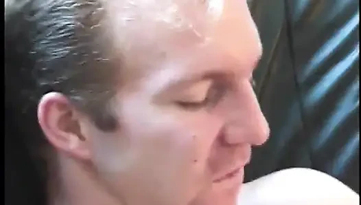 Azgın hatun seksi deri kanepede güzel sert sikişin tadını çıkarıyor