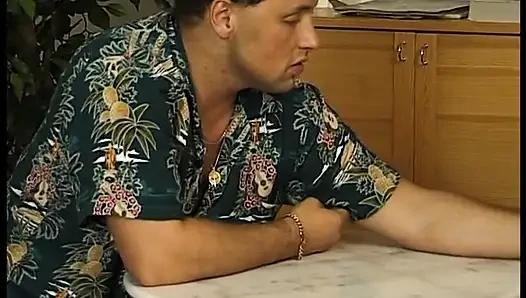 Olgun yarağını alıyor ve boşalıyor