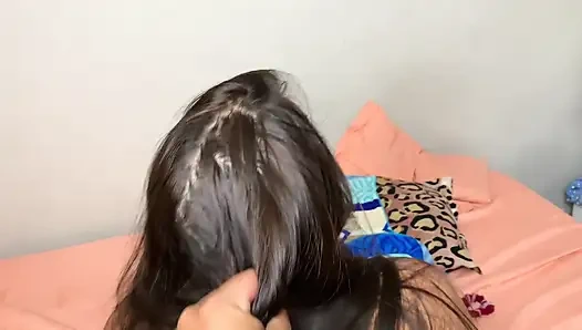 Adik tiriku pamer pantat bahenol adik tiriku dan mergokin aku lagi asik masturbasi. Lihat reaksinya!