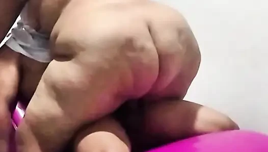 Aşkın koltuğunda bana kalın bir yarak koyuyorlar, zevkle çığlık atıyorum ve o yarağa atlıyorum.