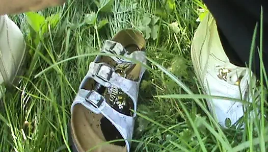 Dışarıda Dikkat Et, Ayakkabılarla Bile Işemeyim.