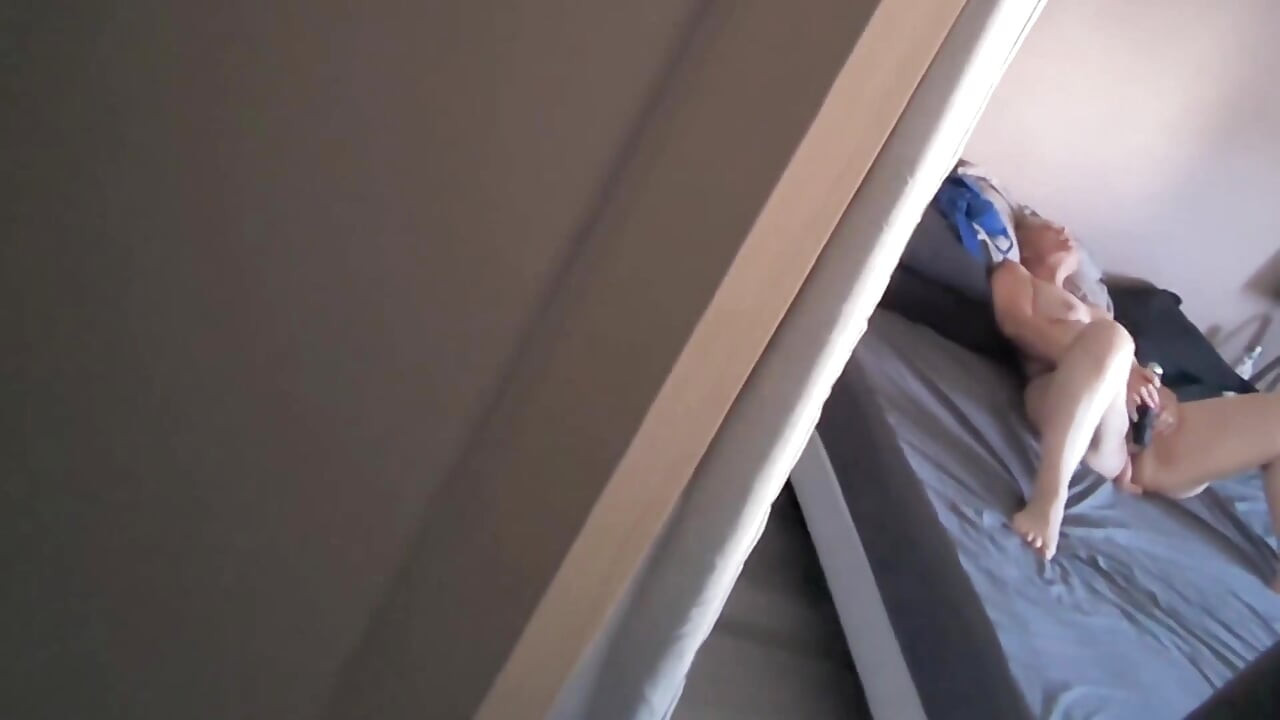 Han overrasker meg med en dildo, jeg suger ham hardt med en finger i rumpa og får ham til å komme i munnen min.