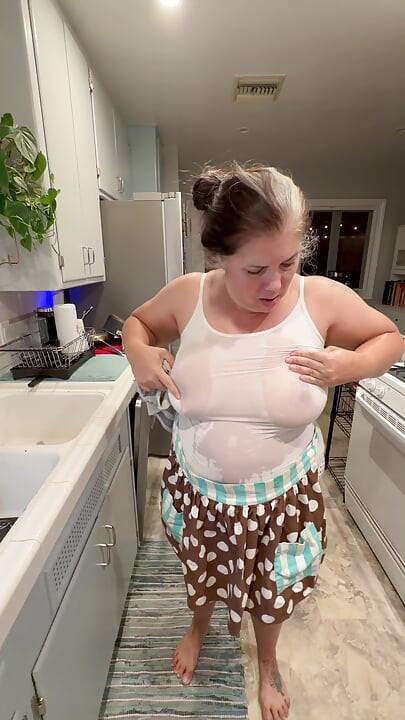 Hot Mom Maxine in apron washing the dishes and stripping, masturbating and squirting plus wet t-shirt - SO HOT!!!