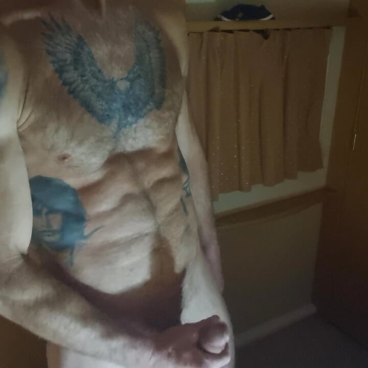 Dilf dewasa dengan alat hampir 8inci