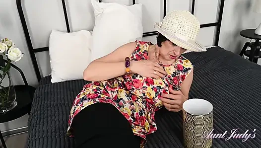 Auntjudys - 63 yaşındaki olgun kıllı gilf minia yatakta mastürbasyon yapıyor