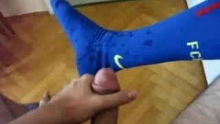 Éjacule sur des chaussettes de football bleues