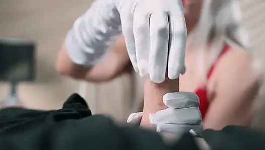 Sekarang aku tahu kenapa suamiku terobsesi dengan sarung tangan satin ini
