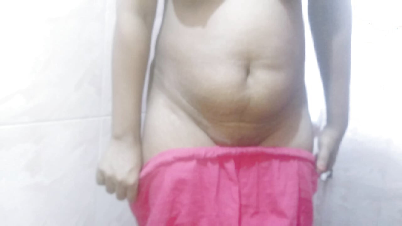 Provocação íntima do chuveiro da minha esposa: vagina, bunda e momentos de xixi com o namorado